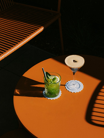 Moderne Drinks bei Sonnenuntergang am WILMA Rooftop genießen.