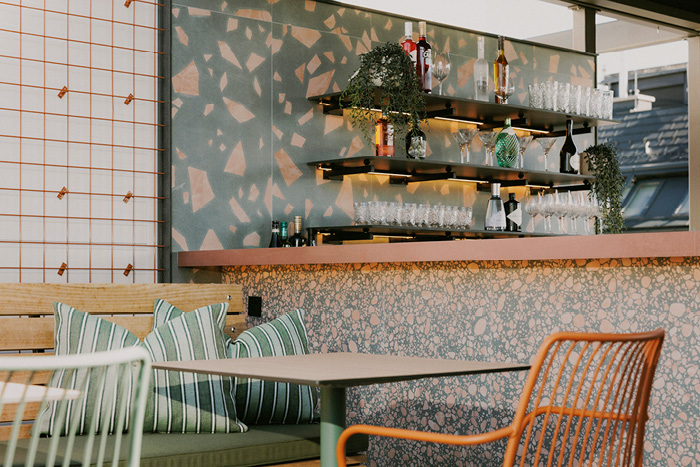Die bunt bestückte Bar und gemütlichen Sessel laden zum Verweilen ein.